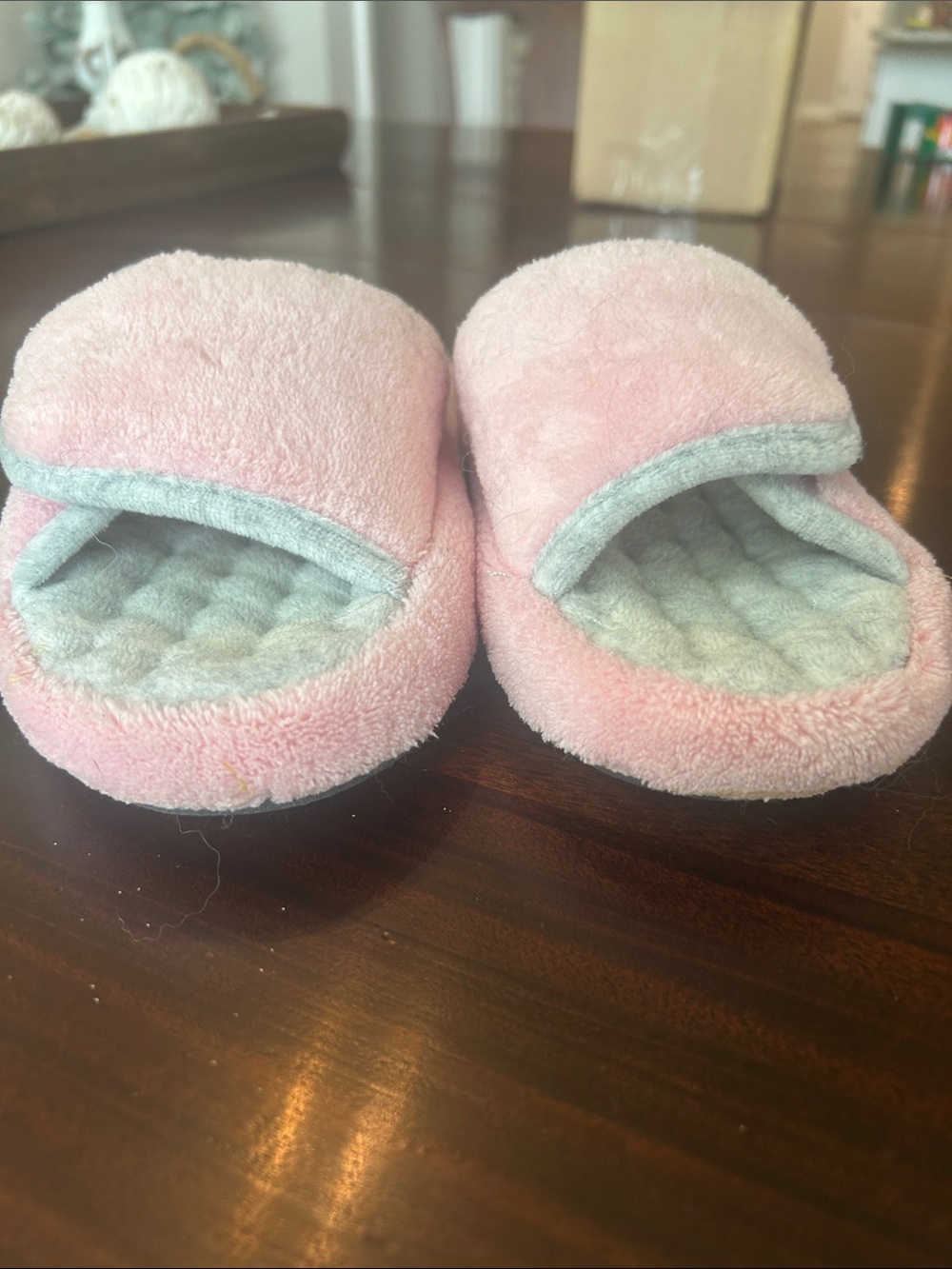 Isotoner size 6.5-7Plush Pink Slide Slippers with Gray Quilted Footbed - Picture 4 of 8